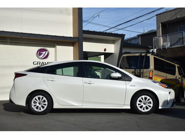 プリウス S 純正9インチナビ/フルセグTV/BTオーディオ/バックモニター/スマートキー/ビルトインETC/革巻きステアリング/LEDヘッドライト/セーフティセンス/純正15インチAW/(13枚目)