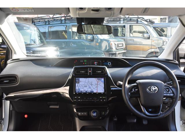 プリウス S 純正9インチナビ/フルセグTV/BTオーディオ/バックモニター/スマートキー/ビルトインETC/革巻きステアリング/LEDヘッドライト/セーフティセンス/純正15インチAW/(14枚目)