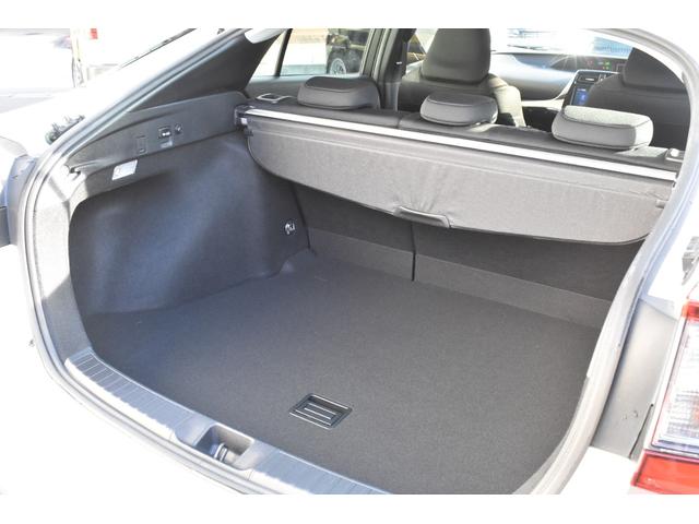 プリウス S 純正9インチナビ/フルセグTV/BTオーディオ/バックモニター/スマートキー/ビルトインETC/革巻きステアリング/LEDヘッドライト/セーフティセンス/純正15インチAW/(28枚目)