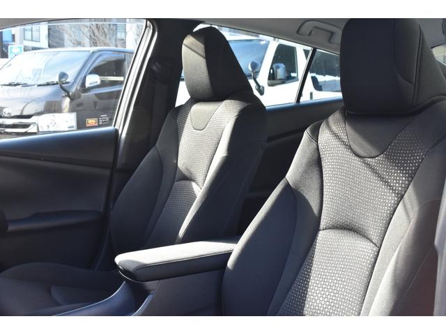 プリウス S 純正9インチナビ/フルセグTV/BTオーディオ/バックモニター/スマートキー/ビルトインETC/革巻きステアリング/LEDヘッドライト/セーフティセンス/純正15インチAW/(32枚目)