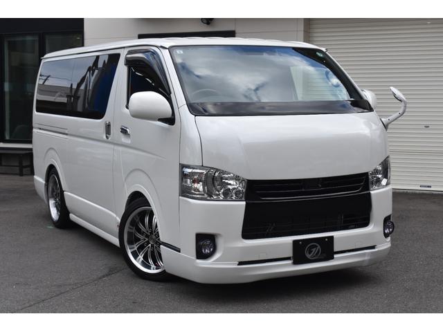 ハイエースバン スーパーＧＬ　ダークプライムＩＩ　ワンオーナー／禁煙車／イクリプスナビ／フルセグＴＶ／４１５ＣＯＢＲＡフルエアロ／２．０インチローダウン／シルクブレイズ１８ＡＷ／助手席エアバッグ／バックカメラ内蔵ジドウボウゲンミラー／小窓付き／（3枚目）