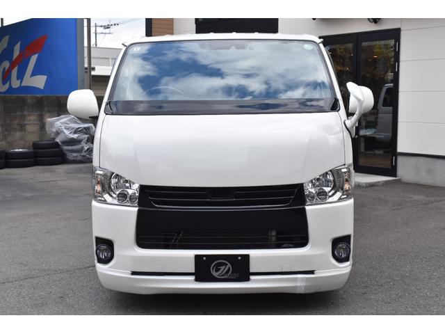 ハイエースバン スーパーＧＬ　ダークプライムＩＩ　ワンオーナー／禁煙車／イクリプスナビ／フルセグＴＶ／４１５ＣＯＢＲＡフルエアロ／２．０インチローダウン／シルクブレイズ１８ＡＷ／助手席エアバッグ／バックカメラ内蔵ジドウボウゲンミラー／小窓付き／（4枚目）