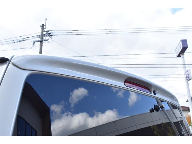 ハイエースバン スーパーＧＬ　ダークプライムＩＩ　ワンオーナー／禁煙車／イクリプスナビ／フルセグＴＶ／４１５ＣＯＢＲＡフルエアロ／２．０インチローダウン／シルクブレイズ１８ＡＷ／助手席エアバッグ／バックカメラ内蔵ジドウボウゲンミラー／小窓付き／（15枚目）