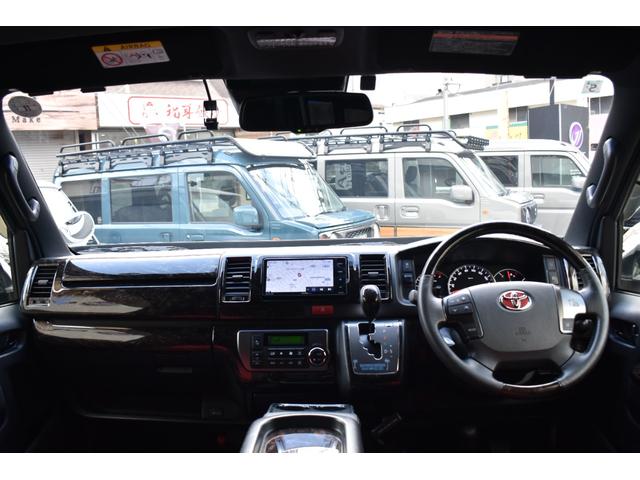 ハイエースバン スーパーＧＬ　ダークプライムＩＩ　ワンオーナー／禁煙車／イクリプスナビ／フルセグＴＶ／４１５ＣＯＢＲＡフルエアロ／２．０インチローダウン／シルクブレイズ１８ＡＷ／助手席エアバッグ／バックカメラ内蔵ジドウボウゲンミラー／小窓付き／（16枚目）