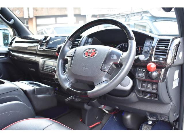 ハイエースバン スーパーＧＬ　ダークプライムＩＩ　ワンオーナー／禁煙車／イクリプスナビ／フルセグＴＶ／４１５ＣＯＢＲＡフルエアロ／２．０インチローダウン／シルクブレイズ１８ＡＷ／助手席エアバッグ／バックカメラ内蔵ジドウボウゲンミラー／小窓付き／（17枚目）