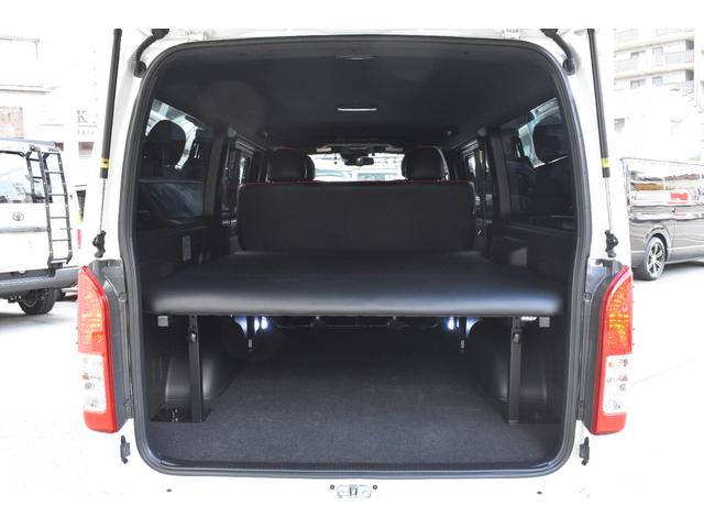 ハイエースバン スーパーＧＬ　ダークプライムＩＩ　ワンオーナー／禁煙車／イクリプスナビ／フルセグＴＶ／４１５ＣＯＢＲＡフルエアロ／２．０インチローダウン／シルクブレイズ１８ＡＷ／助手席エアバッグ／バックカメラ内蔵ジドウボウゲンミラー／小窓付き／（28枚目）
