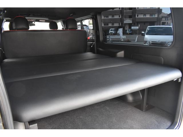 ハイエースバン スーパーＧＬ　ダークプライムＩＩ　ワンオーナー／禁煙車／イクリプスナビ／フルセグＴＶ／４１５ＣＯＢＲＡフルエアロ／２．０インチローダウン／シルクブレイズ１８ＡＷ／助手席エアバッグ／バックカメラ内蔵ジドウボウゲンミラー／小窓付き／（29枚目）