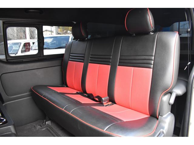 ハイエースバン スーパーＧＬ　ダークプライムＩＩ　ワンオーナー／禁煙車／イクリプスナビ／フルセグＴＶ／４１５ＣＯＢＲＡフルエアロ／２．０インチローダウン／シルクブレイズ１８ＡＷ／助手席エアバッグ／バックカメラ内蔵ジドウボウゲンミラー／小窓付き／（30枚目）