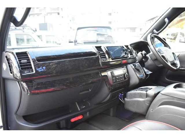 ハイエースバン スーパーＧＬ　ダークプライムＩＩ　ワンオーナー／禁煙車／イクリプスナビ／フルセグＴＶ／４１５ＣＯＢＲＡフルエアロ／２．０インチローダウン／シルクブレイズ１８ＡＷ／助手席エアバッグ／バックカメラ内蔵ジドウボウゲンミラー／小窓付き／（33枚目）