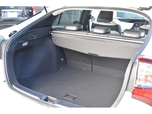 プリウス Ｓツーリングセレクション　後期モデル／ユーザー様買取車／スマートキー／純正９インチナビ／フルセグＴＶ／パノラマモニター／ＢＴオーディオ／ＬＥＤヘッドライト・フォグ／ソフトレザーシート／シートヒーター／純正１７ＡＷ／ＡＣ１００Ｖ（30枚目）