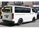 ハイエースバン ロングＤＸ　未登録新車／ＥＳＳＥＸボンネット・フロントリップ・１６インチＡＷ／２．０インチローダウン／ＰＡＲＡＤＡホワイトレタータイヤ／パーツ新品取付／ＬＥＤヘッドライト／パノラマモニター／イージークローザー（6枚目）