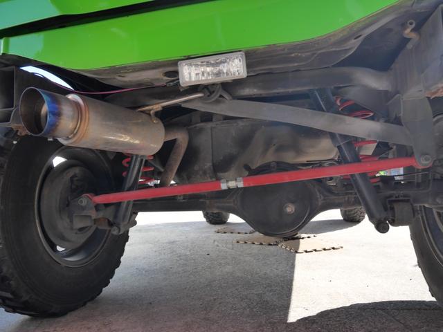 ジムニー ランドベンチャー　リフトアップ　ＦＲバンパー　ブッシュガード　社外１６インチアルミホイール　ＭＯＭＯステアリング　キーレスエントリー　社外マフラー　ナビ　レカロシート（8枚目）