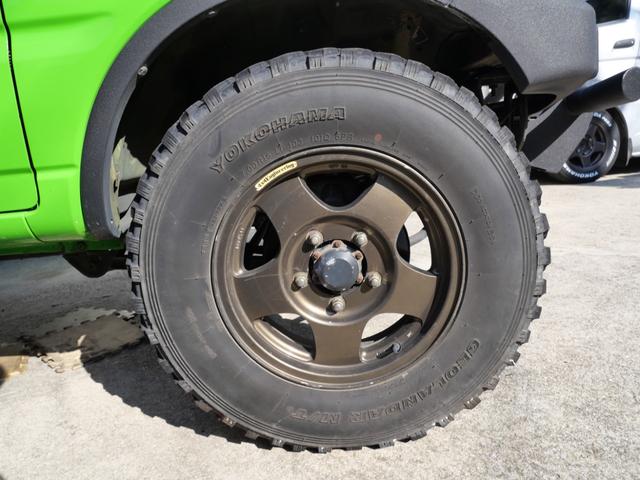 ジムニー ランドベンチャー　リフトアップ　ＦＲバンパー　ブッシュガード　社外１６インチアルミホイール　ＭＯＭＯステアリング　キーレスエントリー　社外マフラー　ナビ　レカロシート（11枚目）