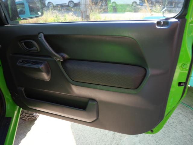 ジムニー ランドベンチャー　リフトアップ　ＦＲバンパー　ブッシュガード　社外１６インチアルミホイール　ＭＯＭＯステアリング　キーレスエントリー　社外マフラー　ナビ　レカロシート（14枚目）