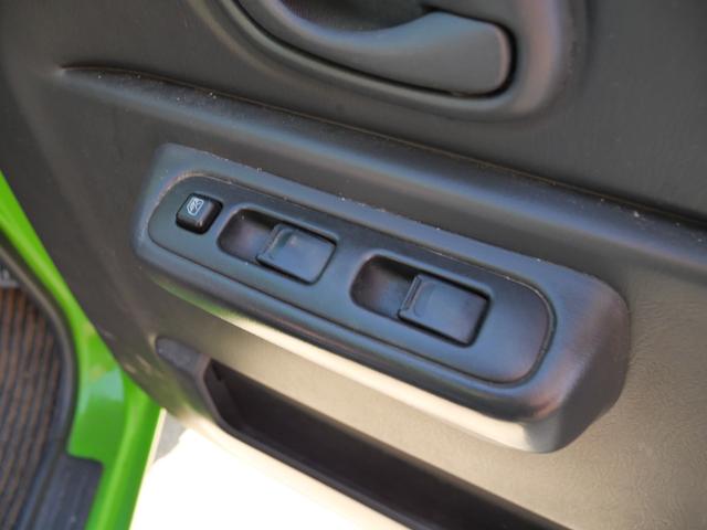 ジムニー ランドベンチャー　リフトアップ　ＦＲバンパー　ブッシュガード　社外１６インチアルミホイール　ＭＯＭＯステアリング　キーレスエントリー　社外マフラー　ナビ　レカロシート（18枚目）