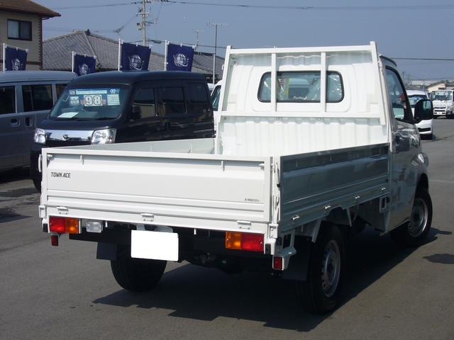 タウンエーストラック ＤＸ　Ｘエディション　オートマ　衝突被害軽減システム　車線逸脱警報　先行車発進お知らせ機能　オートハイビーム　アイドリングストップ　オートＬＥＤヘッドライト　キーレス　リモコンミラー　カラードバンパー　テールゲートチェーン（16枚目）