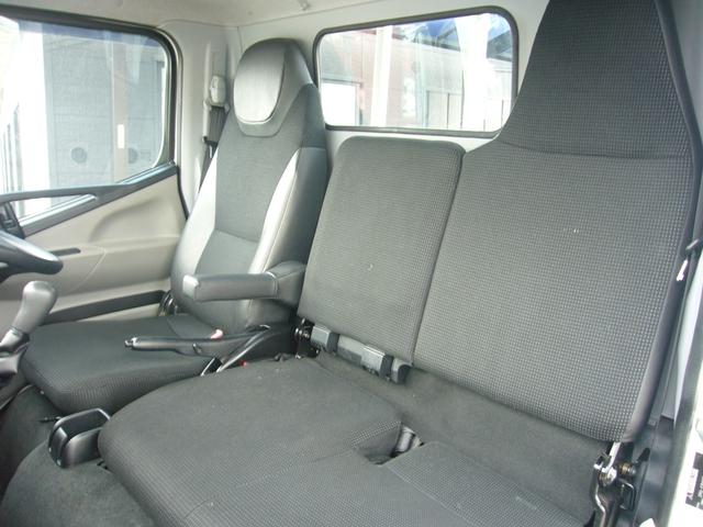 キャンター 全低床　２ｔ　５速　ナビ　ワンセグＴＶ　Ｂｔオーディオ　ＥＴＣ　自動被害軽減ブレーキ　車線逸脱警報　横滑り防止装置　インフォメーションモニター　電動ミラー　アームレスト　オーバーヘッドシェルフ　キーレス（5枚目）