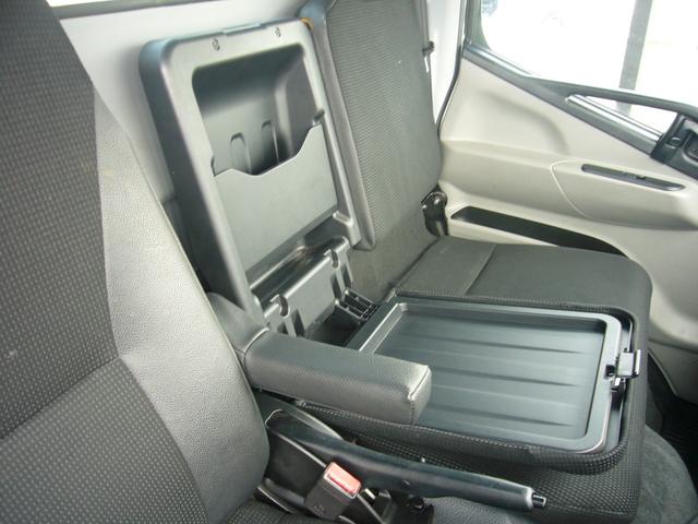 キャンター 全低床　２ｔ　５速　ナビ　ワンセグＴＶ　Ｂｔオーディオ　ＥＴＣ　自動被害軽減ブレーキ　車線逸脱警報　横滑り防止装置　インフォメーションモニター　電動ミラー　アームレスト　オーバーヘッドシェルフ　キーレス（14枚目）