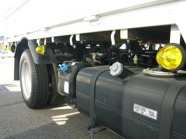 キャンター 全低床　１．５ｔ　オートマ　ポータブルナビ　ＦＭＡＭラジオ　ＥＴＣ　インフォモニター　自動被害軽減ブレーキ　車線逸脱警報　横滑り防止装置　坂道発進補助装置　アームレスト　車幅灯　荷台鉄板張り・新塗装済み（20枚目）