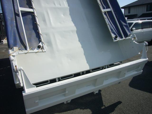 フォワード 　ダンプ　３６００ｋｇ　６速　純正ＦＭＡＭラジオ　ＥＴＣ　キーレス　アイドリングストップ　フォグランプ　左電動ミラー　オーバーヘッドシェルフ　ビニールシートカバー　荷台・下廻り新塗装済み（17枚目）