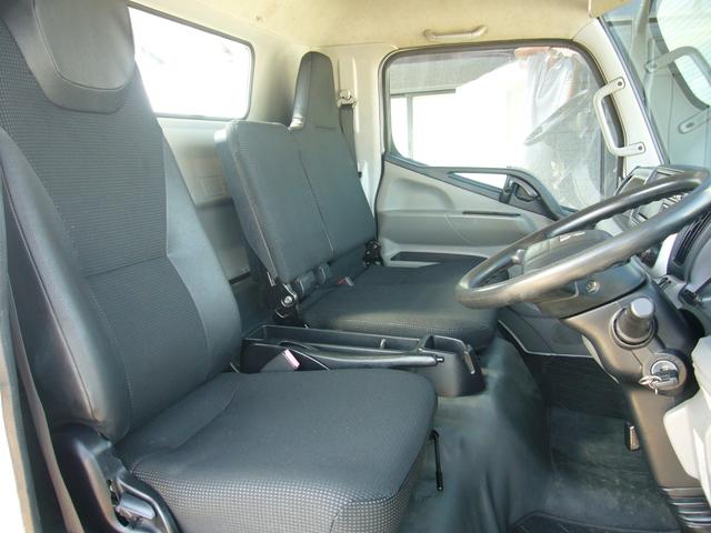 キャンター ロング全低床　２ｔ　オートマ　ＦＭＡＭラジオ　インフォメーションモニター　ＥＴＣ　坂道発進補助装置　ＥＣＯモード　電動ミラー　オーバーヘッドシェルフ　センターコンソール　運転席エアバック　ＡＢＳ（11枚目）