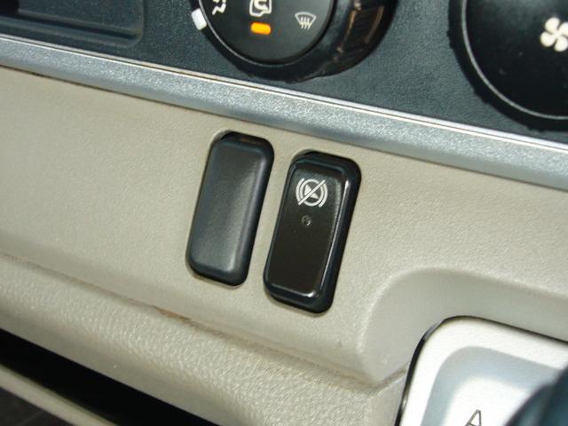 キャンター ロング全低床　２ｔ　オートマ　ＦＭＡＭラジオ　インフォメーションモニター　ＥＴＣ　坂道発進補助装置　ＥＣＯモード　電動ミラー　オーバーヘッドシェルフ　センターコンソール　運転席エアバック　ＡＢＳ（16枚目）