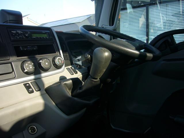 キャンター 全低床　２ｔ　５速　サイドアクティブガードシステム　自動被害軽減ブレーキ　車線逸脱警報・横滑り防止装置　ＬＥＤヘッドライト　フォグランプ　スマートキー　インフォモニター　電動ミラー　アームレスト（4枚目）
