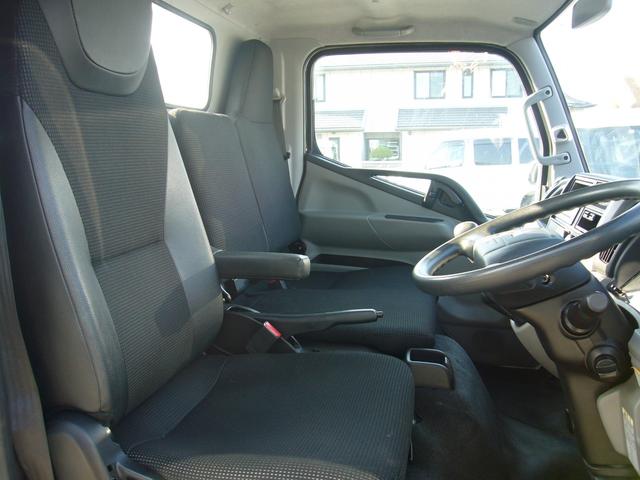 キャンター 全低床　２ｔ　５速　サイドアクティブガードシステム　自動被害軽減ブレーキ　車線逸脱警報・横滑り防止装置　ＬＥＤヘッドライト　フォグランプ　スマートキー　インフォモニター　電動ミラー　アームレスト（5枚目）