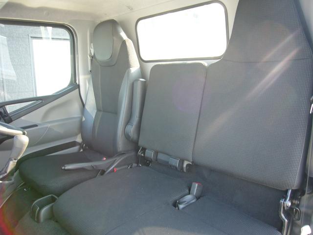 キャンター 全低床　２ｔ　５速　サイドアクティブガードシステム　自動被害軽減ブレーキ　車線逸脱警報・横滑り防止装置　ＬＥＤヘッドライト　フォグランプ　スマートキー　インフォモニター　電動ミラー　アームレスト（6枚目）