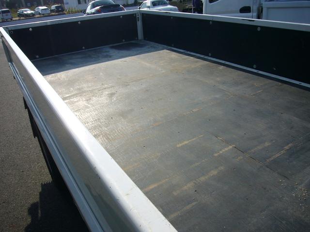 キャンター 全低床　２ｔ　５速　サイドアクティブガードシステム　自動被害軽減ブレーキ　車線逸脱警報・横滑り防止装置　ＬＥＤヘッドライト　フォグランプ　スマートキー　インフォモニター　電動ミラー　アームレスト（19枚目）