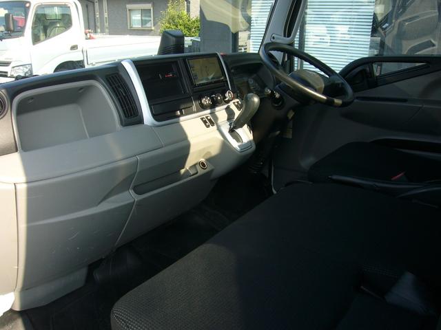 キャンター 全低床　２ｔ　オートマ　ナビ　バックカメラ　Ｂｔオーディオ　ＥＴＣ　自動被害軽減ブレーキ　車線逸脱警報・横滑り防止装置　坂道発進補助装置　アクティブサイドガードアシスト　ＬＥＤヘッドライト　スマートキー（3枚目）