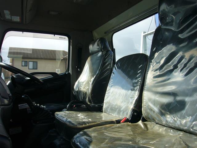 ヒノレンジャー 全低床　オートマ　タダノユニック２．９３ｔ　フックイン　ＦＭＡＭラジオ　ＥＴＣ　インフォメーションモニター　オーバーヘッドシェルフ　フォグランプ　左電動ミラー　ラジコン　荷台新塗装済み（15枚目）