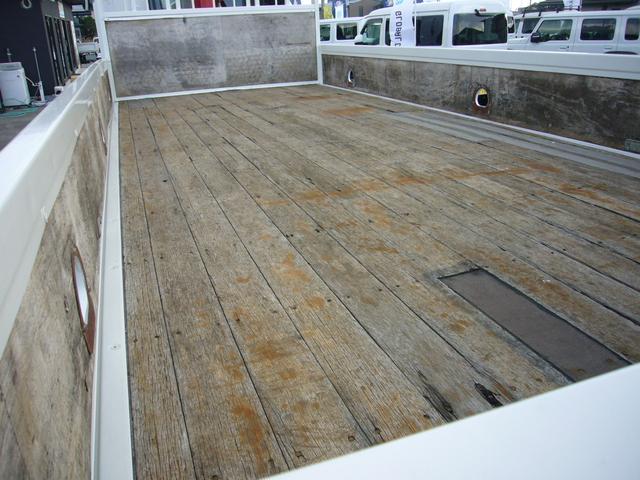 ヒノレンジャー 全低床　オートマ　古河ユニック２．９ｔ　フックイン　ＦＭＡＭラジオ　ＥＴＣ　インフォメーションモニター　オーバーヘッドシェルフ　フォグランプ　左電動ミラー　ラジコン　荷台新塗装済み（7枚目）