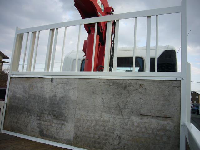 ヒノレンジャー 全低床　オートマ　古河ユニック２．９ｔ　フックイン　ＦＭＡＭラジオ　ＥＴＣ　インフォメーションモニター　オーバーヘッドシェルフ　フォグランプ　左電動ミラー　ラジコン　荷台新塗装済み（8枚目）