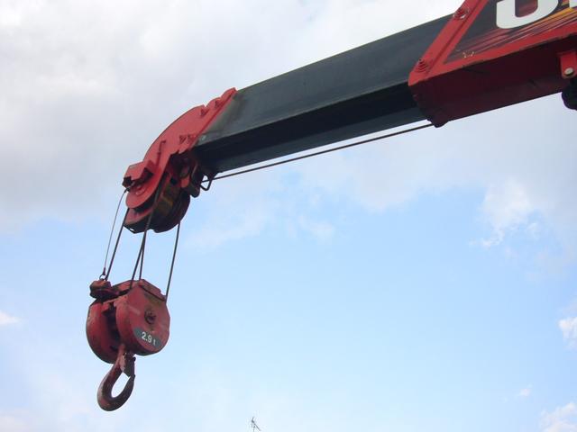 ヒノレンジャー 全低床　オートマ　古河ユニック２．９ｔ　フックイン　ＦＭＡＭラジオ　ＥＴＣ　インフォメーションモニター　オーバーヘッドシェルフ　フォグランプ　左電動ミラー　ラジコン　荷台新塗装済み（13枚目）