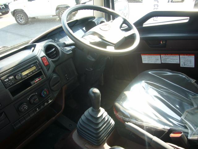 ヒノレンジャー ダンプ　３５００ｋｇ　６速　ＦＭＡＭラジオ　Ｂｔオーディオ　ＥＴＣ　カラーインフォメーションモニター　集中ドアロック　左電動ミラー　オーバーヘッドシェルフ　センターコンソール　横滑り防止装置　荷台新塗装済み（2枚目）