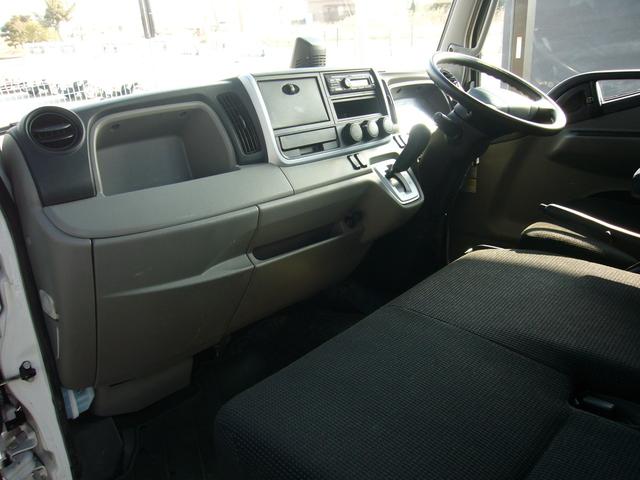 キャンター 全低床 2t オートマ 自動被害軽減ブレーキ 車線逸脱警報・横滑り防止装置 坂道発進補助装置 ETC キーレス インフォメーションモニター アームレスト オーバーヘッドシェルフ 荷台鉄板張り 荷台新塗装済(3枚目)