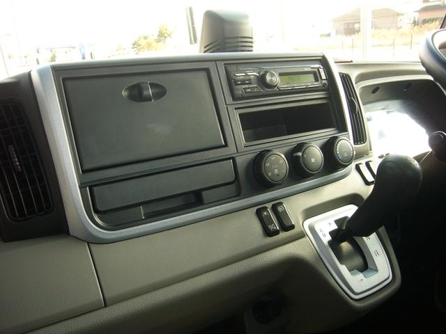 キャンター 全低床 2t オートマ 自動被害軽減ブレーキ 車線逸脱警報・横滑り防止装置 坂道発進補助装置 ETC キーレス インフォメーションモニター アームレスト オーバーヘッドシェルフ 荷台鉄板張り 荷台新塗装済(4枚目)