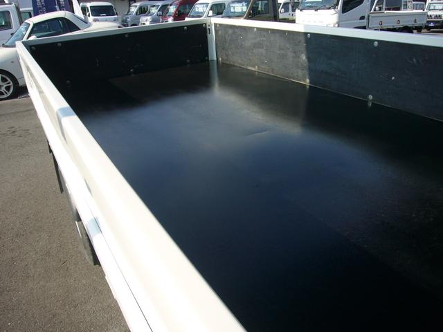 キャンター 全低床 2t オートマ 自動被害軽減ブレーキ 車線逸脱警報・横滑り防止装置 坂道発進補助装置 ETC キーレス インフォメーションモニター アームレスト オーバーヘッドシェルフ 荷台鉄板張り 荷台新塗装済(10枚目)