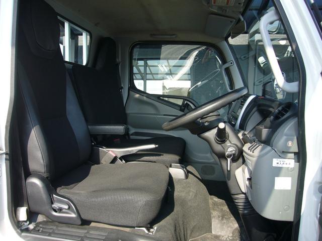 キャンター 全低床 2t オートマ 自動被害軽減ブレーキ 車線逸脱警報・横滑り防止装置 坂道発進補助装置 ETC キーレス インフォメーションモニター アームレスト オーバーヘッドシェルフ 荷台鉄板張り 荷台新塗装済(11枚目)