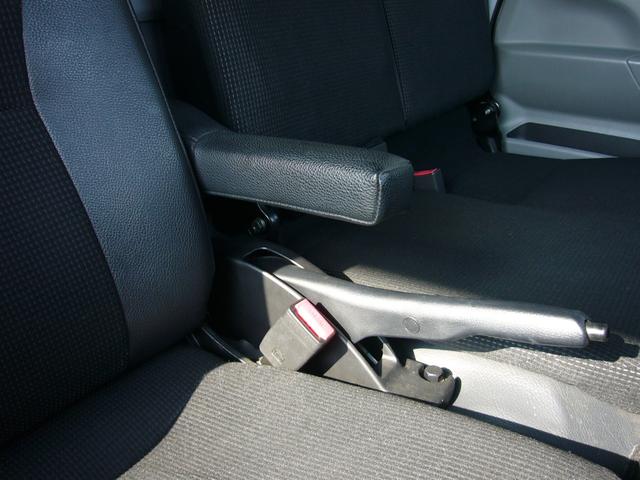 キャンター 全低床 2t オートマ 自動被害軽減ブレーキ 車線逸脱警報・横滑り防止装置 坂道発進補助装置 ETC キーレス インフォメーションモニター アームレスト オーバーヘッドシェルフ 荷台鉄板張り 荷台新塗装済(18枚目)