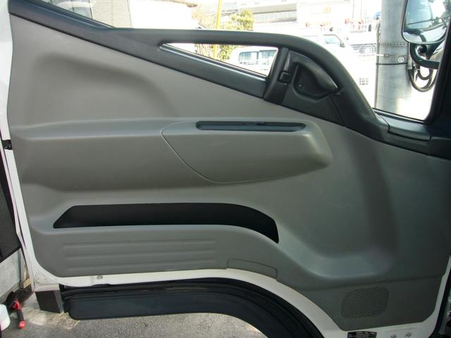 キャンター 全低床 2t オートマ 自動被害軽減ブレーキ 車線逸脱警報・横滑り防止装置 坂道発進補助装置 ETC キーレス インフォメーションモニター アームレスト オーバーヘッドシェルフ 荷台鉄板張り 荷台新塗装済(27枚目)