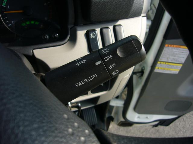 キャンター 全低床 2t オートマ 自動被害軽減ブレーキ 車線逸脱警報・横滑り防止装置 坂道発進補助装置 ETC キーレス インフォメーションモニター アームレスト オーバーヘッドシェルフ 荷台鉄板張り 荷台新塗装済(56枚目)