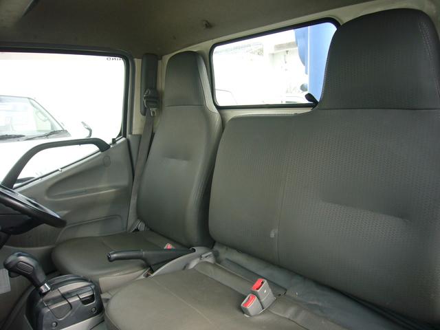 デュトロ セミロング全低床　２ｔ　タダノ３段クレーン　２．６３ｔ　フックイン　オートマ　純正ラジオ　ＥＴＣ　集中ドアロック　インフォメーションモニター　オーバーヘッドシェルフ　運転席エアバック　ＡＢＳ　荷台新塗装済（6枚目）