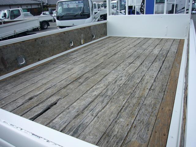 デュトロ セミロング全低床　２ｔ　タダノ３段クレーン　２．６３ｔ　フックイン　オートマ　純正ラジオ　ＥＴＣ　集中ドアロック　インフォメーションモニター　オーバーヘッドシェルフ　運転席エアバック　ＡＢＳ　荷台新塗装済（8枚目）