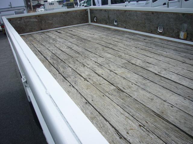 デュトロ セミロング全低床　２ｔ　タダノ３段クレーン　２．６３ｔ　フックイン　オートマ　純正ラジオ　ＥＴＣ　集中ドアロック　インフォメーションモニター　オーバーヘッドシェルフ　運転席エアバック　ＡＢＳ　荷台新塗装済（10枚目）