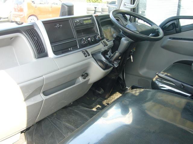 キャンター 全低床　２ｔ　５速ＭＴ　自動被害軽減ブレーキ　車線逸脱警報・横滑り防止装置　ＥＴＣ　キーレス　ＦＭＡＭラジオ　Ｂｔオーディオ　インフォメーションモニター　オーバーヘッドシェルフ　　荷台鉄板張り　荷台新塗装済（3枚目）