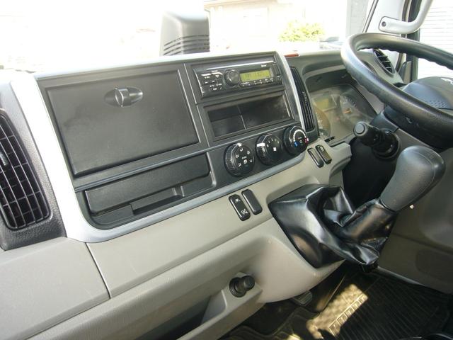 キャンター 全低床　２ｔ　５速ＭＴ　自動被害軽減ブレーキ　車線逸脱警報・横滑り防止装置　ＥＴＣ　キーレス　ＦＭＡＭラジオ　Ｂｔオーディオ　インフォメーションモニター　オーバーヘッドシェルフ　　荷台鉄板張り　荷台新塗装済（4枚目）