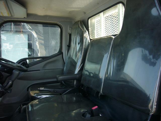 キャンター 全低床　２ｔ　５速ＭＴ　自動被害軽減ブレーキ　車線逸脱警報・横滑り防止装置　ＥＴＣ　キーレス　ＦＭＡＭラジオ　Ｂｔオーディオ　インフォメーションモニター　オーバーヘッドシェルフ　　荷台鉄板張り　荷台新塗装済（5枚目）