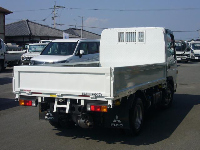 キャンター 全低床　２ｔ　５速ＭＴ　自動被害軽減ブレーキ　車線逸脱警報・横滑り防止装置　ＥＴＣ　キーレス　ＦＭＡＭラジオ　Ｂｔオーディオ　インフォメーションモニター　オーバーヘッドシェルフ　　荷台鉄板張り　荷台新塗装済（6枚目）